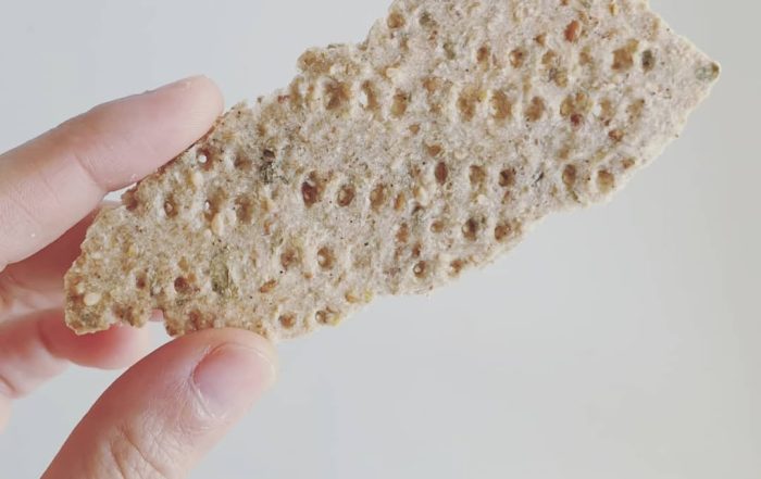 Receta de crujientes de trigo sarraceno, sésamo y lino con orégano y ajo