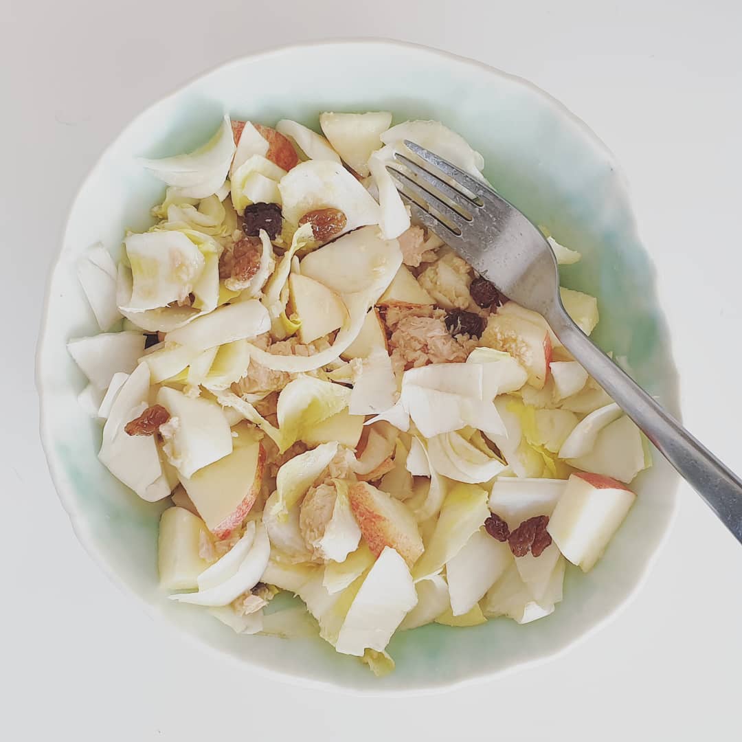 Ensalada de endibias, manzana, atún y pasas