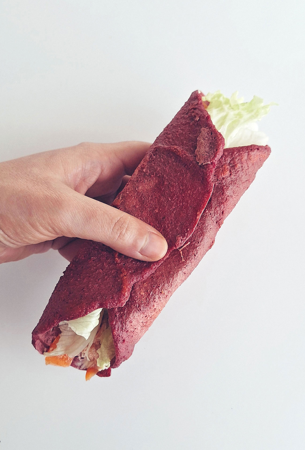 Filloas o fajitas de avena, huevos y remolacha rellenas de restos de la cena anterior