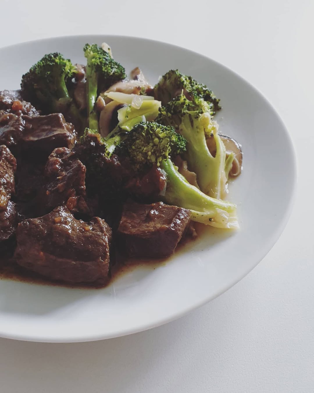 Guiso de corazón acompañado de brócoli al vapor y sofrito de cebolla, ajo y shiitake