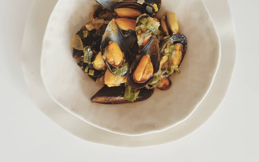 Mejillones rápidos con sofrito de cebolla, puerro y pimiento