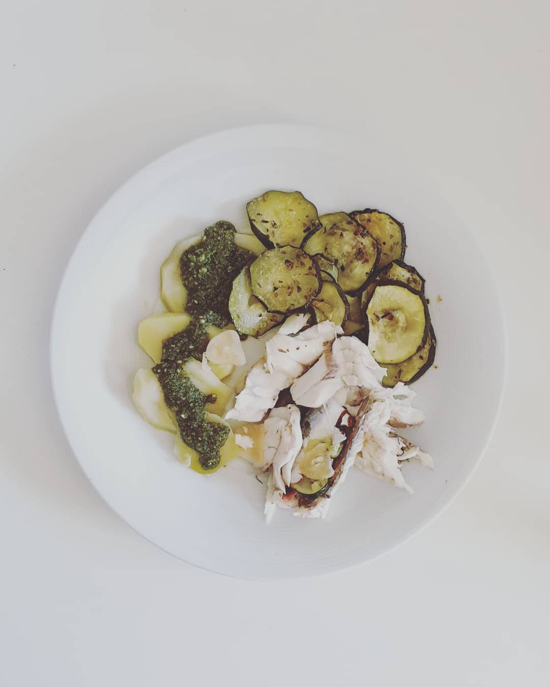 Salsa pesto en plato