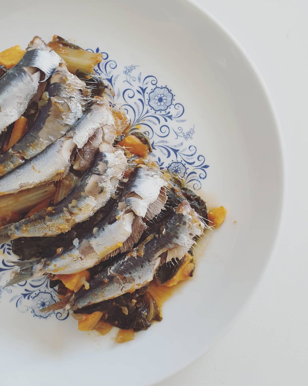 Receta de sardinas con acelga en salsa de tomate y con un toque de vinagre