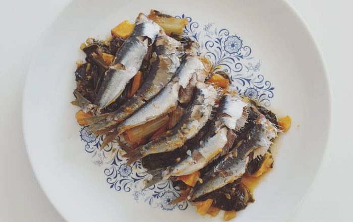 Receta de sardinas con acelga, boniato y salsa de tomate con vinagre
