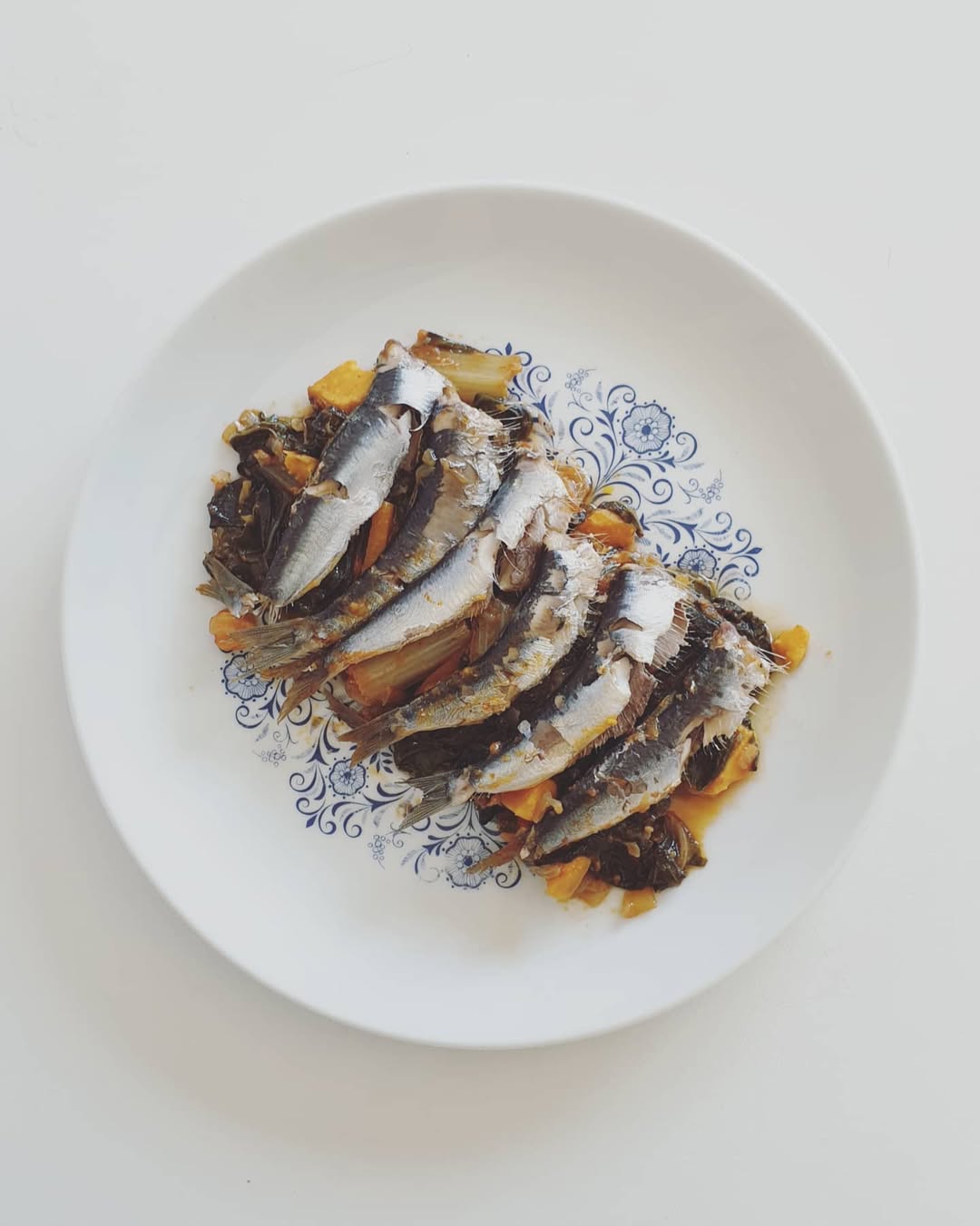 Receta de sardinas con acelga, boniato y salsa de tomate con vinagre