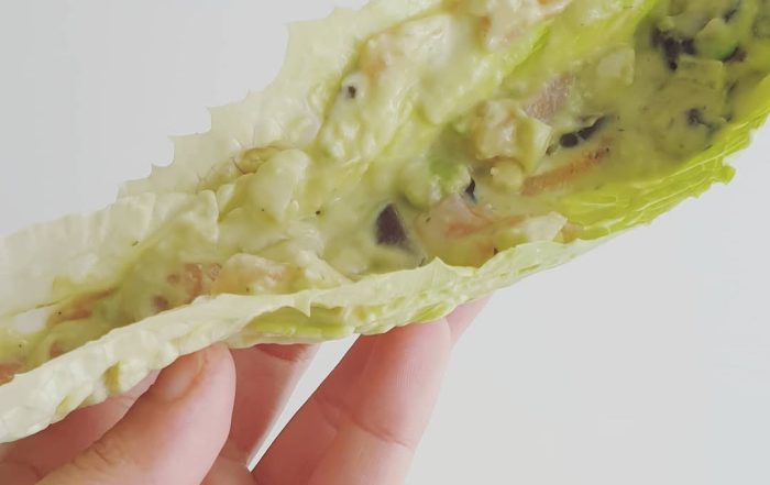 "Tostada" de lechuga romana con salmón, cebolleta, aceitunas y mayonesa