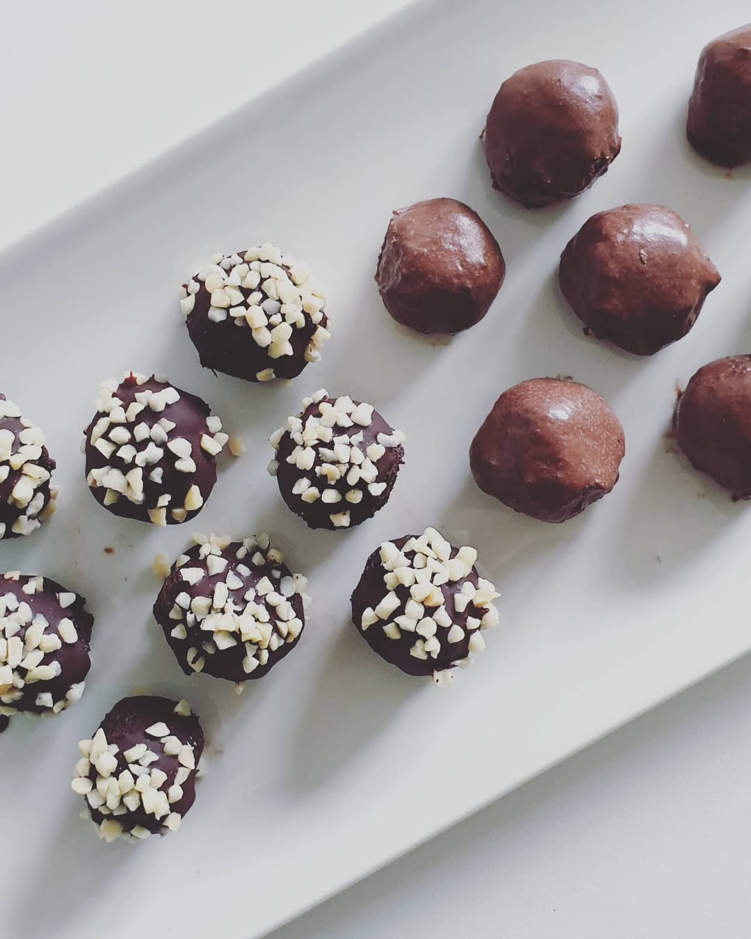 Trufas cubiertas de chocolate y de almendras