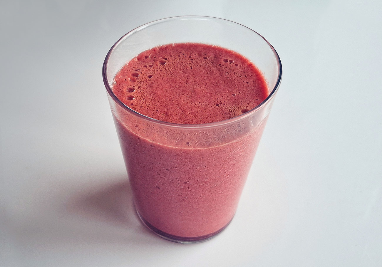 Batido de remolacha, apio, zanahoria, manzana y limón