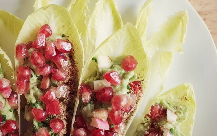 Receta de endibias rellenas de aguacate, umeboshi, manzana, granada y cebollino
