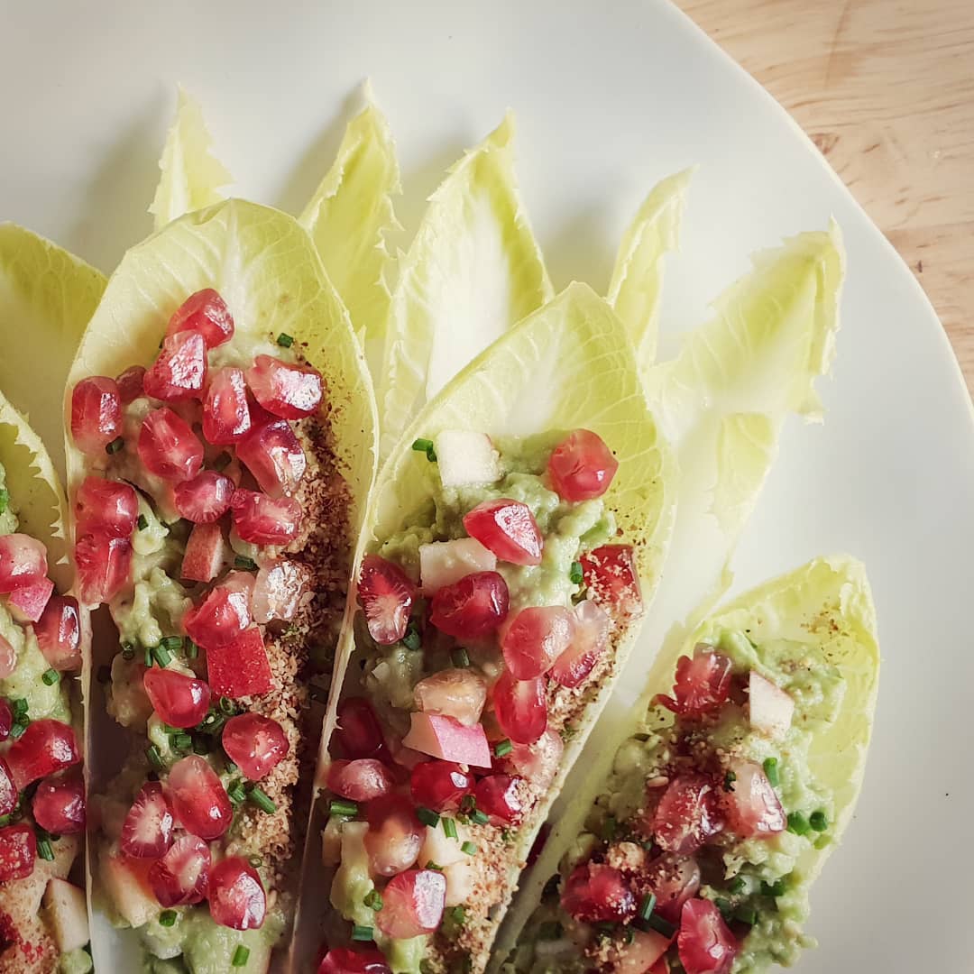 Receta de endibias rellenas de aguacate, umeboshi, manzana, granada y cebollino