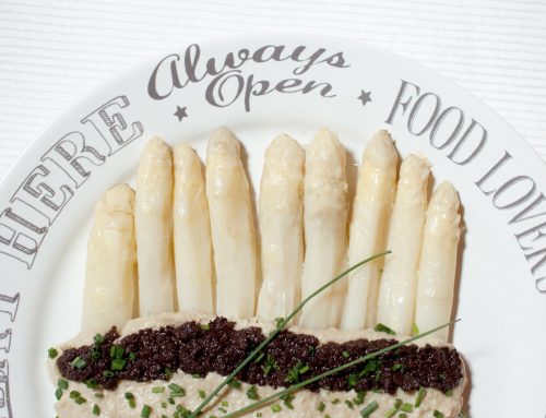 Espárragos frescos de Navarra con salsa de cebolla y avellanas